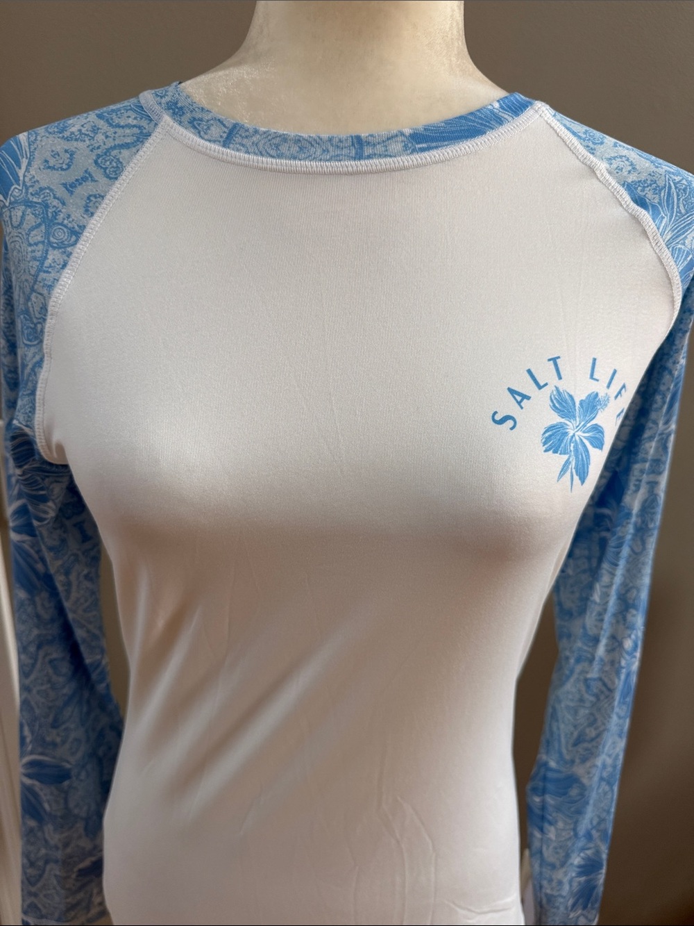 NWT Salt Life Women’s Long Sleeve Performance Shirt Blue & White Floral UV Top S - Picture 5 of 7